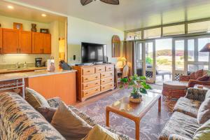 Una televisión o centro de entretenimiento en Oceanfront Condo with Pool Access on Molokai!