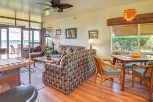 Un lugar para sentarse en Oceanfront Condo with Pool Access on Molokai!
