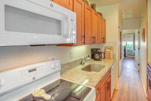 Eldhús eða eldhúskrókur á Oceanfront Condo with Pool Access on Molokai!