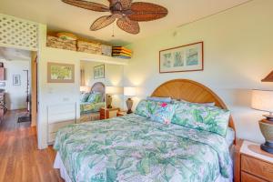 Rúm í herbergi á Oceanfront Condo with Pool Access on Molokai!