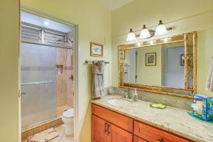 Baðherbergi á Oceanfront Condo with Pool Access on Molokai!