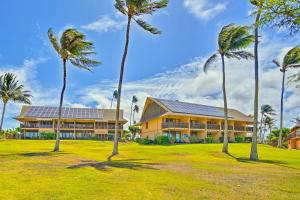Un jardín fuera de Oceanfront Condo with Pool Access on Molokai!