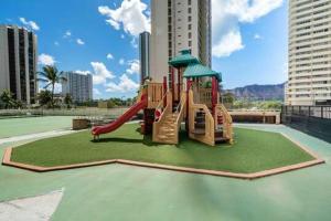 Herní místnost nebo prostor pro děti v ubytování Sky-High Waikiki Escape--Mountain and Golf Course Views, Steps to the Beach and Free Parking (23711)