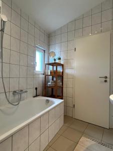 Ένα μπάνιο στο Maisonette Wohnung Sansibar +15 φωτογραφίες