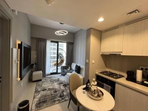 Kuchyň nebo kuchyňský kout v ubytování Quasi-Hotels Zada Cozy Lux in Business Bay 1BR