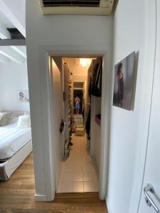 un couloir menant à une chambre avec un lit dans l'établissement Appartamento nuovo e luminoso, à Padoue 12 autres photos