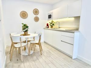 A kitchen or kitchenette at Castro Holidays - Apto D Céntrico Terraza con Garaje Gratis