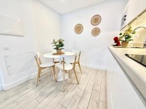A kitchen or kitchenette at Castro Holidays - Apto D Céntrico Terraza con Garaje Gratis
