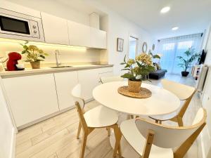 A kitchen or kitchenette at Castro Holidays - Apto D Céntrico Terraza con Garaje Gratis