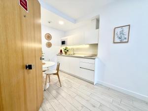 A kitchen or kitchenette at Castro Holidays - Apto D Céntrico Terraza con Garaje Gratis