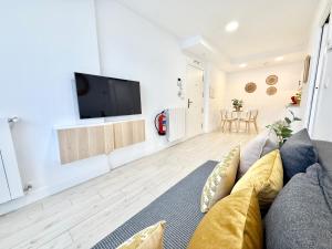 A television and/or entertainment centre at Castro Holidays - Apto D Céntrico Terraza con Garaje Gratis