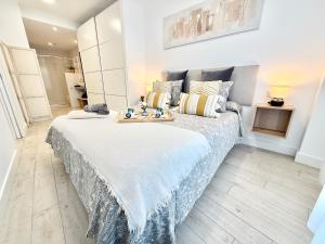 A bed or beds in a room at Castro Holidays - Apto D Céntrico Terraza con Garaje Gratis