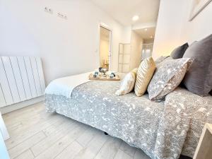 A bed or beds in a room at Castro Holidays - Apto D Céntrico Terraza con Garaje Gratis