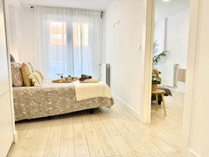 A bed or beds in a room at Castro Holidays - Apto D Céntrico Terraza con Garaje Gratis
