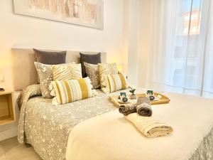 A bed or beds in a room at Castro Holidays - Apto D Céntrico Terraza con Garaje Gratis