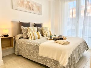 A bed or beds in a room at Castro Holidays - Apto D Céntrico Terraza con Garaje Gratis