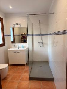 ein Badezimmer mit Dusche, Toilette und Waschbecken in der Unterkunft Villa Can Ripoll in Ibiza-Stadt + 9 Fotos