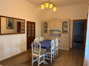 ein Esszimmer mit Tisch und Stühlen und einem Spiegel in der Unterkunft Villa Can Ripoll in Ibiza-Stadt