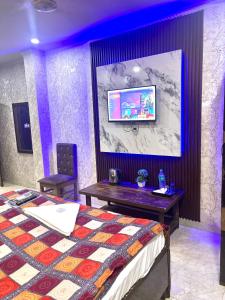 TV a/nebo společenská místnost v ubytování Hotel Nizamuddin Fab