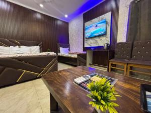TV a/nebo společenská místnost v ubytování Hotel Nizamuddin Fab