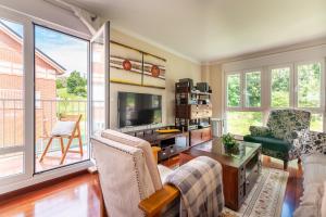 a living room filled with furniture and a tv at La Casa del Valle de Arce in Puente Arce