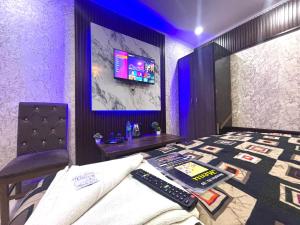 TV a/nebo společenská místnost v ubytování Hotel Nizamuddin Fab