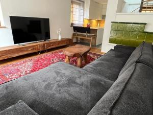 a living room with a couch and a flat screen tv at Ferienwohnung Sonnenschein in Oberlienz