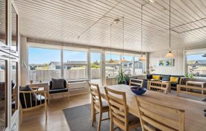 Posezení v ubytování Holiday Home Bjerregårdsvej Denm I