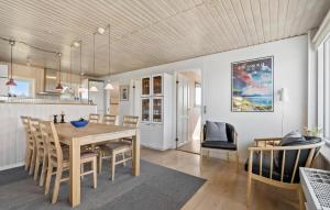 Kuchyň nebo kuchyňský kout v ubytování Holiday Home Bjerregårdsvej Denm I
