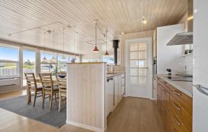 Kuchyň nebo kuchyňský kout v ubytování Holiday Home Bjerregårdsvej Denm I