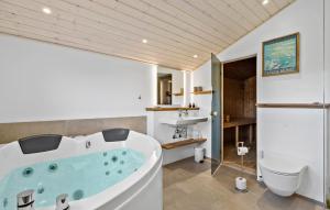 Koupelna v ubytování Holiday Home Bjerregårdsvej Denm I