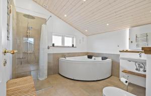Koupelna v ubytování Holiday Home Bjerregårdsvej Denm I