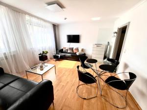 a living room with black chairs and a couch at Rheinstraße 33, Mainz mit Domblick in Mainz