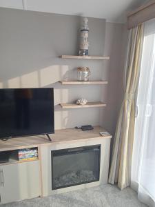 Μια τηλεόραση ή/και κέντρο ψυχαγωγίας στο Lovely 6 Berth Caravan With Decking At Haven Skegness, Lincolnshire Ref 88037Ob