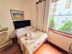 a small bedroom with a bed and a window at Casa Villa Descanso in Lima