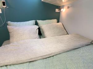 Postel nebo postele na pokoji v ubytování Appartement op woonboot hartje centrum