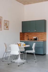 Kuchyň nebo kuchyňský kout v ubytování Skyrise Apartments Rammingen - Modern, ruhig, Ideal für Familien, Paare und Geschäftsreisende - Nur wenige Minuten von Skyline Park und Therme