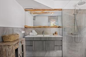 Vannituba majutusasutuses Beautiful 1 hectar property near Cala Jondal +77 fotot