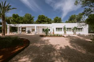 Aed väljaspool majutusasutust Beautiful 1 hectar property near Cala Jondal