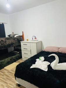 En eller flere senge i et værelse på alojamiento el balcón azul Fiambalá