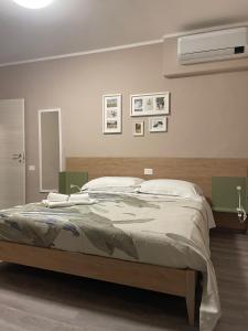 a bedroom with a large bed with avertisement at Locanda il nido in Moscolo