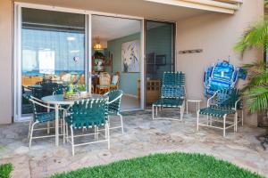un patio con tavolo e sedie su un patio di Nohonani 101 a Kahana