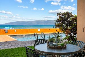 un tavolo e sedie con vista sull'oceano di Nohonani 101 a Kahana