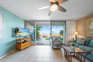 un soggiorno con un divano e una TV di Nohonani 101 a Kahana