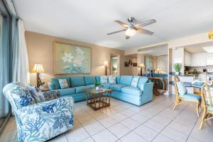 un soggiorno con un divano blu e una cucina di Nohonani 101 a Kahana Altre 34 foto