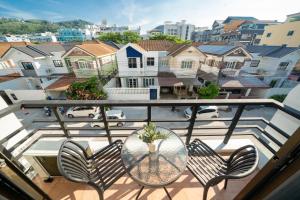 un balcone con tavolo, sedie e vista sulla città di Wink Centre House 10 Patong Beach a Patong Beach