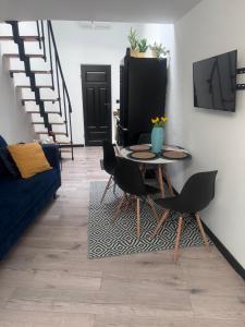 Μια τηλεόραση ή/και κέντρο ψυχαγωγίας στο Apartament 200m od starówki