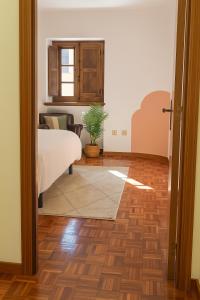 En eller flere senge i et værelse på Peach House T2 Fireplace + 5 billeder