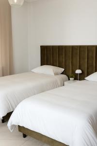 En eller flere senge i et værelse på Peach House T2 Fireplace