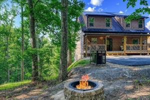 セバービルにあるAdventure Splash - Smoky Mountain Retreats Cabins with Private Indoor Pool, Hot Tubs & Fun!の丸太小屋前の炉